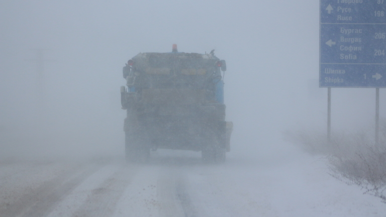 Силен вятър и снеговалеж затрудняват преминаването през прохода Шипка. Заради