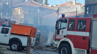 Пожар горя в цех за гуми в Пловдив Четири пожарни