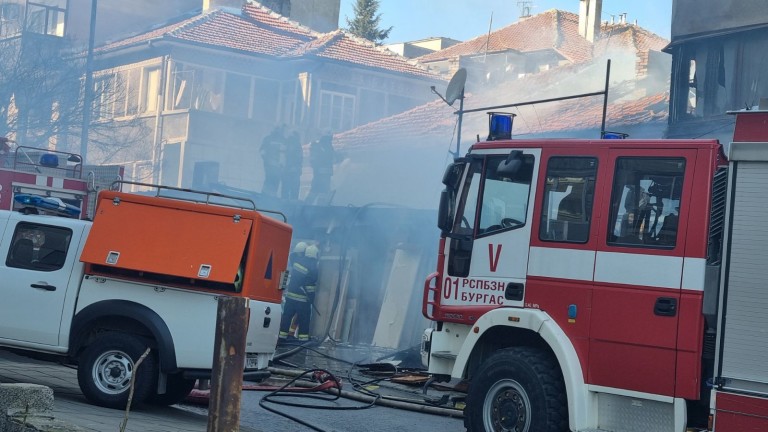 Пожар горя в цех за гуми в Пловдив. Четири пожарни