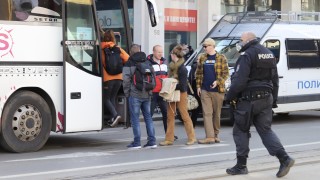 Британците от хотела на Лъвов мост бяха извозени с автобус