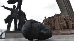 Киев премахна съветски паметник - символ на приятелството с Русия
