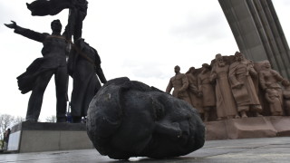 Паметник от съветската епоха символизиращ приятелството между Русия и Украйна