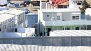 Кораб на италианските военноморски сили в събота отведе 43 та мигранти