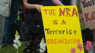Американски компании се дистанцират от Националната оръжейна асоциация NRA Оръжейното