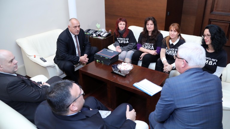 Показаха бъдещи системи на майките от "Системата ни убива всички"*