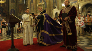 Молим се за целия български народ, подчерта епископ Тихон