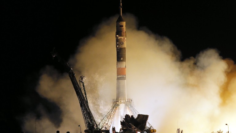 Руският космически кораб Союз МС-06 с тричленен международен екипаж бе