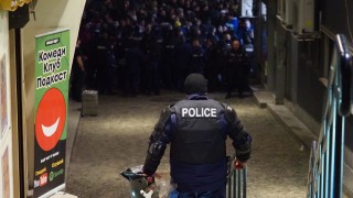 Трима полицаи са пострадали при изпълнение на служебните си задължения