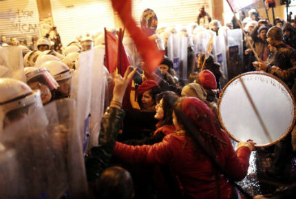 Турската полиция не допусна демонстранти в парка Гези 
