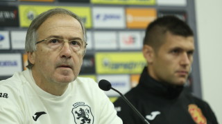 Националният селекционер Георги Дерменджиев говори пред медиите часове преди официалния