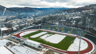 Неуморна работа днес от служителите на Общински спортни имоти за