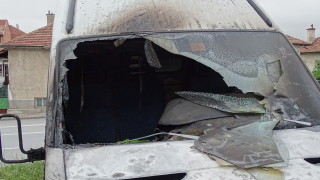 Товарен микробус горя тази нощ на паркинг в Благоевград съобщи