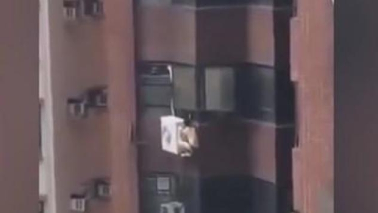 Гол мъж вися на климатик (ВИДЕО)