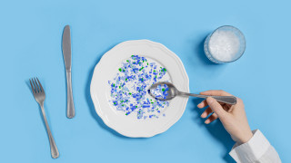 Въпреки че е невидима с просто око микропластмасата е една