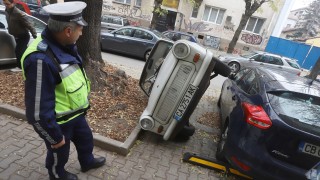 Борба за паркомясто в София - шофьор обърна автомобил, за да паркира своята кола