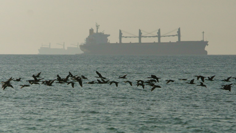 Нападателите напуснаха танкера, отвлечен в Оманския залив