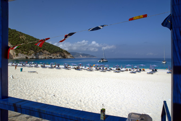 Миртос е сред най-предпочитаните плажове тук