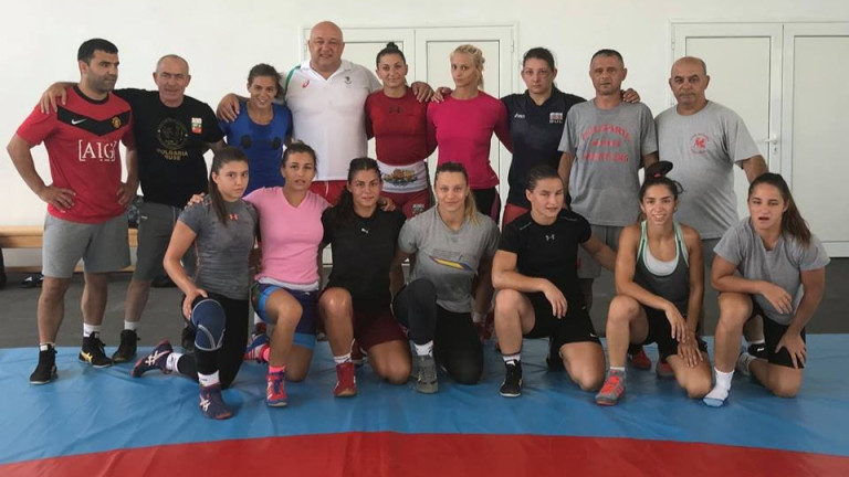 Министър Кралев посети тренировка на женския национален отбор по борба във Варна