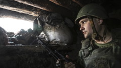 Украински войници и инженери денонощно строят укрепления на фронта