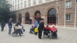 Хора с увреждания и техните близки протестираха пред президентството