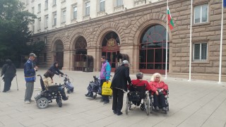 Хора с увреждания и техните близки протестираха пред президентството Те