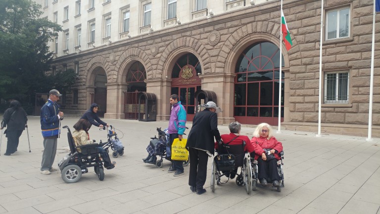 Хора с увреждания и техните близки протестираха пред президентството. Те