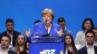 Меркел: Да се противопоставим на "продажните политици"