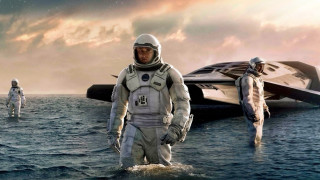 е от малко режисьори които не се впускат да режисират