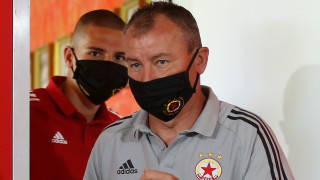 Постройката с атакуващо дуо Coy Ахмедов в атаката на