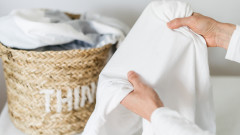Как да върнем белия цвят на оцветена в пералнята дреха