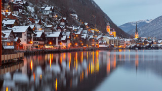 Разположен на брега на едноименно езеро в региона Залцкаммергут този