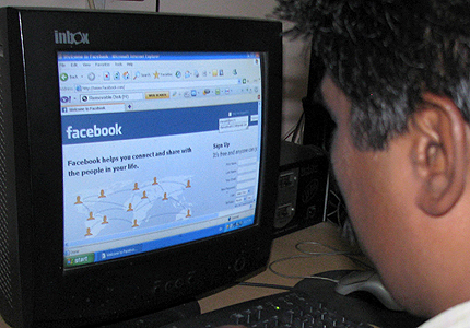"Червеи" тормозят Facebook
