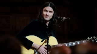 Джеймс Бей е певец и талантлив текстописец който докосва слушателите