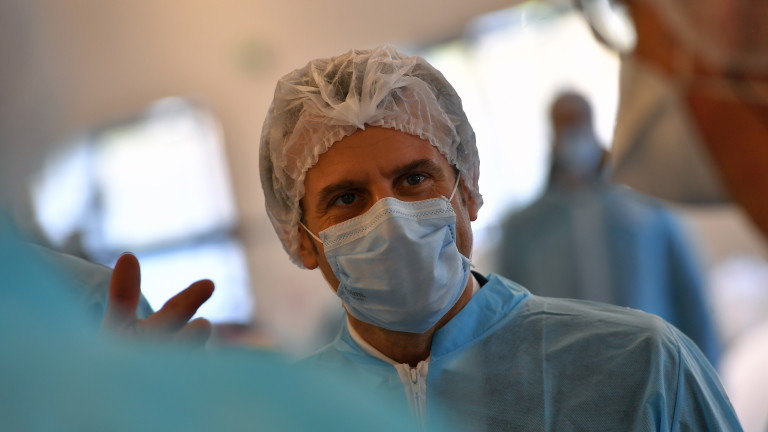 Макрон и здравният министър на изненадваща визита в парижка болница