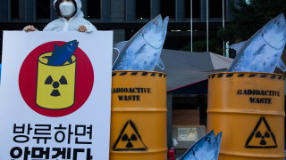 Еколози участват в протест срещу изхвърлянето на радиоактивна вода от