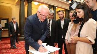 Изложба "Дай на български" откриха за 24 май в парламента