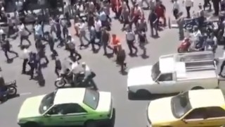 Протестиращи влязоха в сблъсъци с полицията пред парламента на Иран
