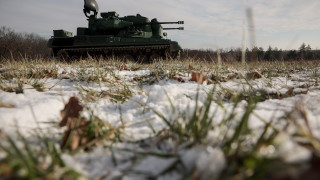 В покрито със сняг поле в Западна Полша украински войници