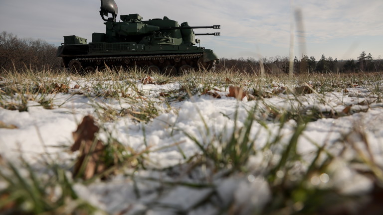 Украински войници тренират зимен окопен бой в Полша