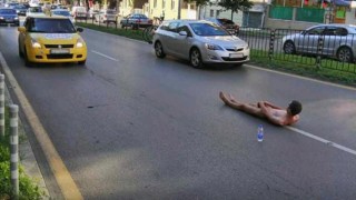 Чисто гол млад мъж е забелязан да тича по улиците