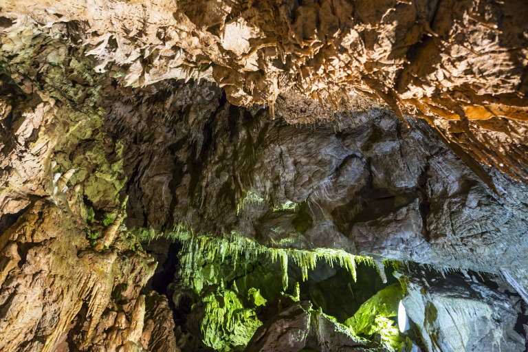 Разходката в Ягодинската пещера е дълга
