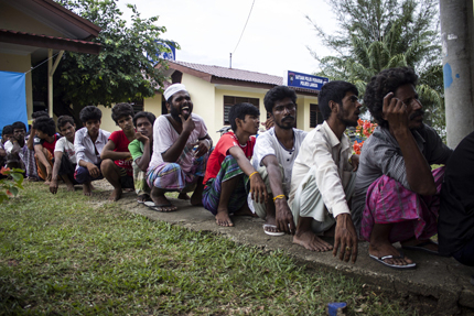 Мигранти се клаха на бедстващ кораб край Индонезия 