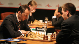 Топалов и Крамник завършиха реми на турнира "Амбър"