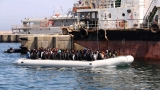 Италия спаси над 300 мигранти от претоварена лодка в Средиземно море