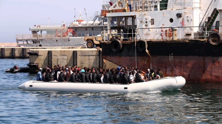 Лодка с мигранти потъна край Либия, десетки са в неизвестност 