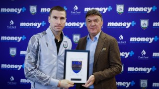Президентът на Българския футболен съюз Борислав Михайлов връчи ФИФА значките