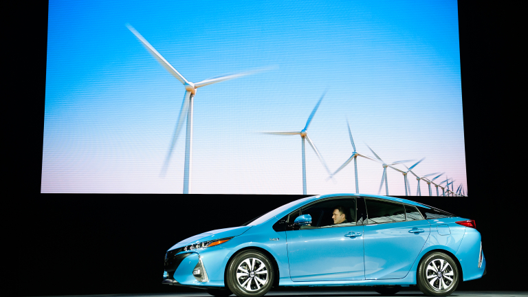 Нова Toyota Prius може да се зарежда от битовата мрежа