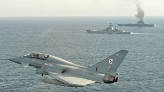 Британски разрушител проследява група руски военни кораби минаващи през Ламанша