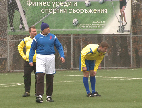 Заплашват с Бате Бойко на мач с 16 арестувани