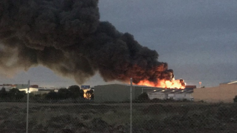 Голям пожар в химически завод в Мелбърн